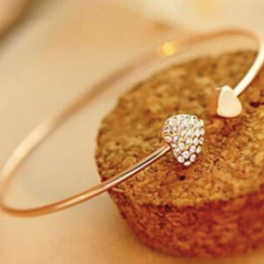 🌸 Gold with rhinestone heart bracelet